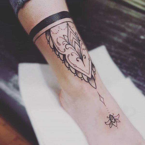 Tattoo vòng chân hoa lá ấn độ