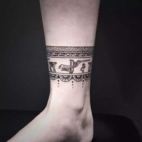 Tattoo vòng chân hoa văn
