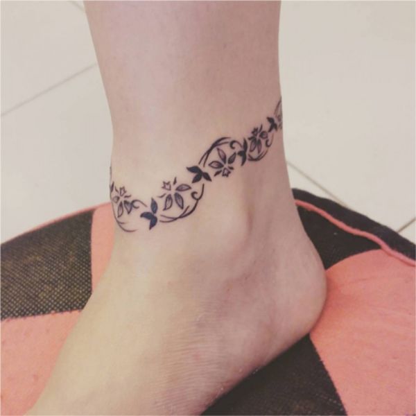 Tattoo vòng chân lá bay