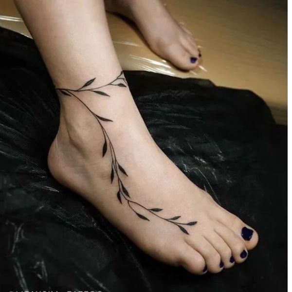Tattoo vòng cổ chân