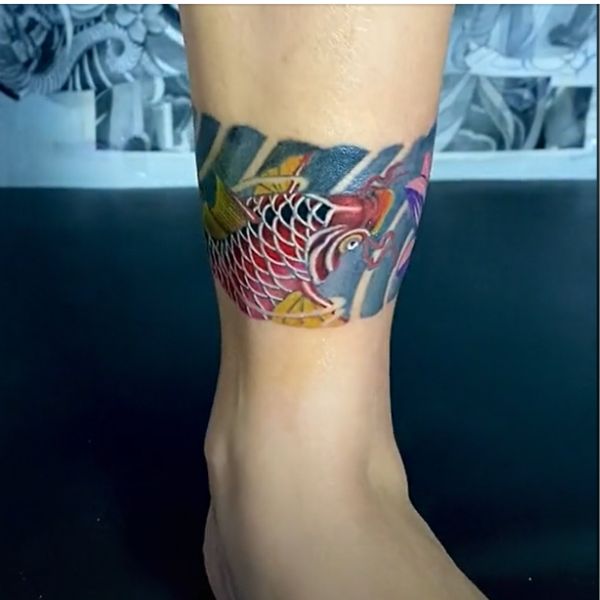 Tattoo vòng nhật cổ ở chân 