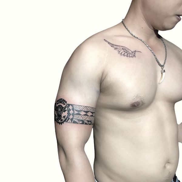 Tattoo vòng tròn hoa văn bắp tay