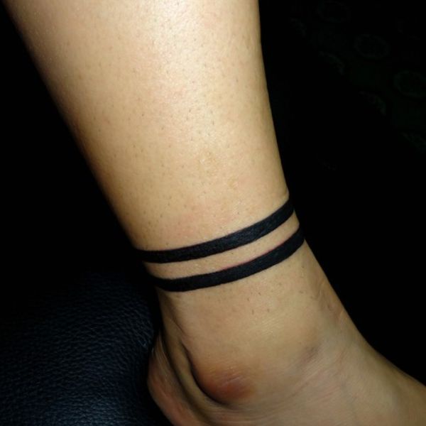 Tattoo vòng tròn xoe ở cổ chân