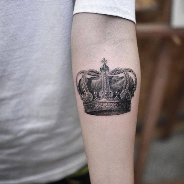 Tattoo vương miện mini ở tay