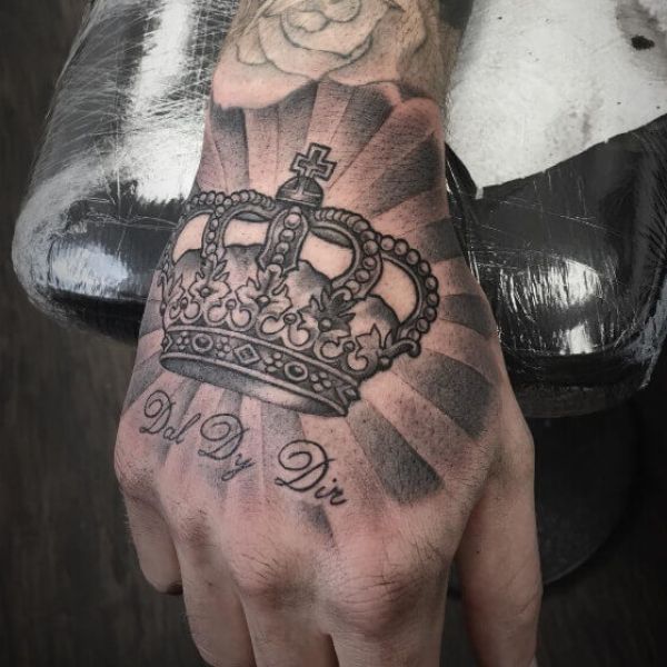 Tattoo vương miện ở bàn tay