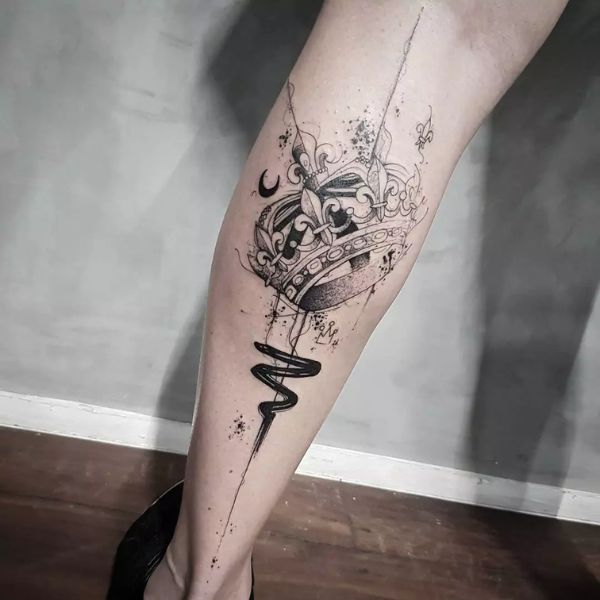 Tattoo vương miện ở bắp chân đẹp