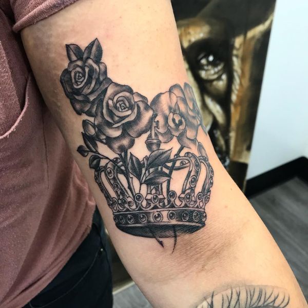 Tattoo vương miện ở bắp tay
