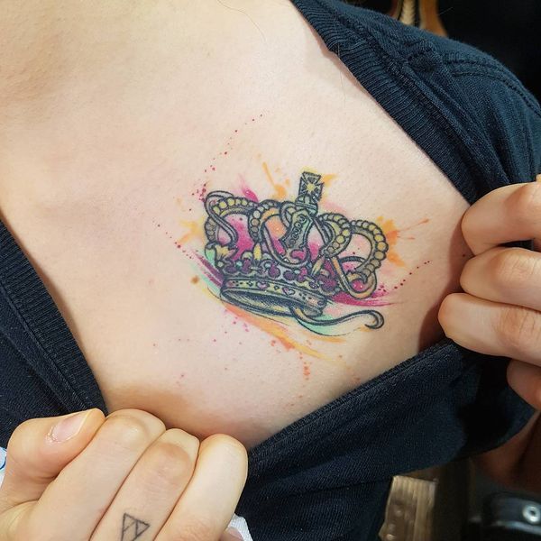 Tattoo vương miện trên ngực