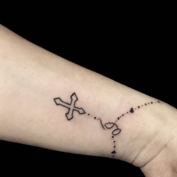 Tattoo thánh giá chỉ mini ở cổ tay