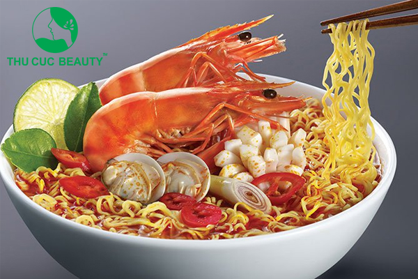 Nâng ngực ăn mì tôm được không?