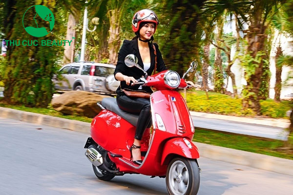 Nâng ngực bao lâu được đi xe máy?