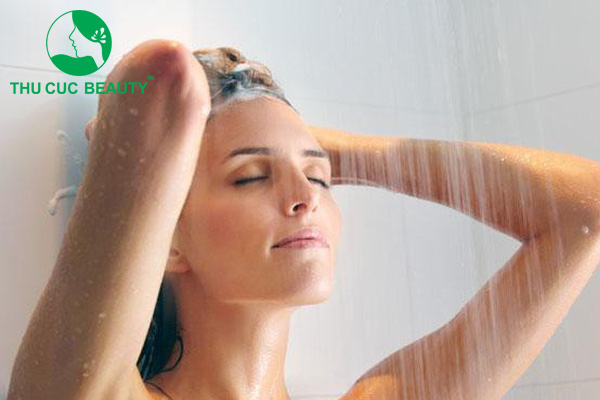 Nâng ngực xong bao lâu được tắm?