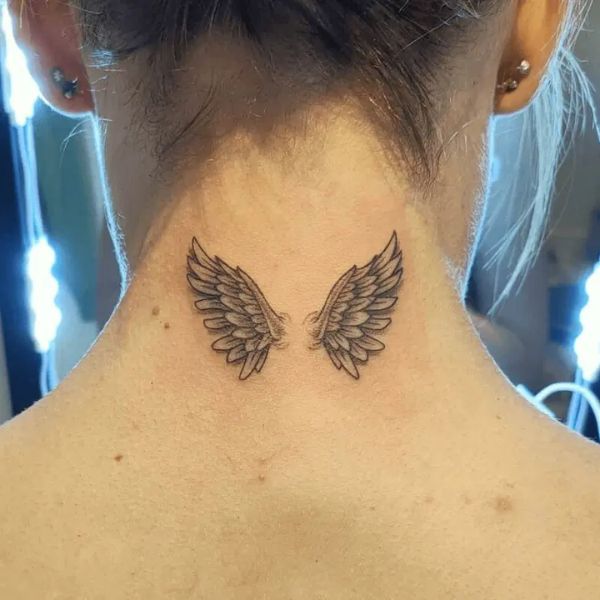 Tattoo đôi cánh sau cổ
