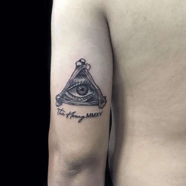 Tattoo tam giác ở bắp tay
