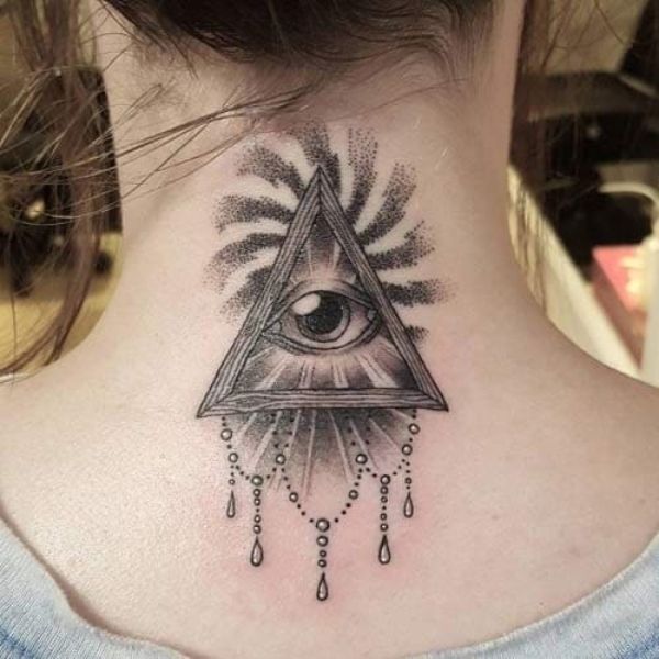 Tattoo tam giác ở gáy