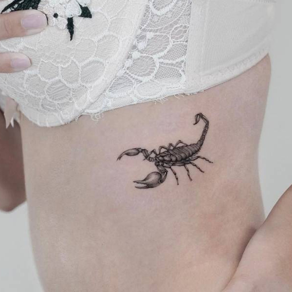 Tattoo bọ cạp mini ở eo đẹp