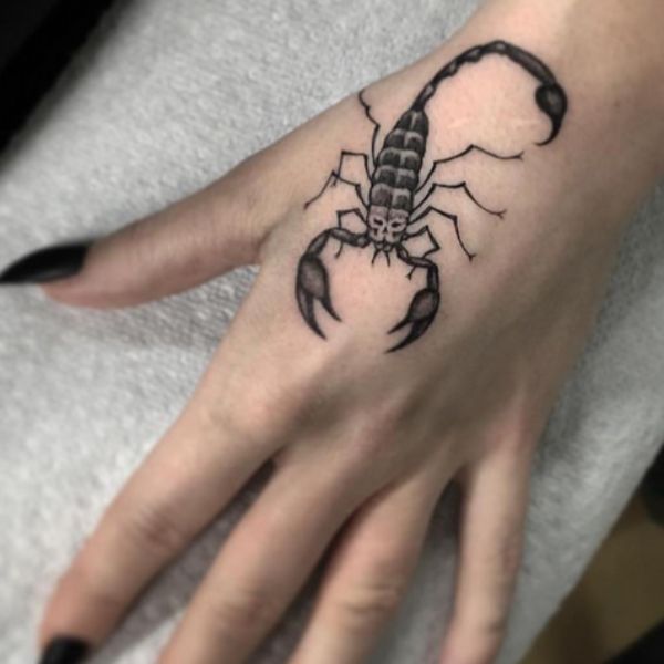 Tattoo bọ cạp ở bàn tay cho nữ