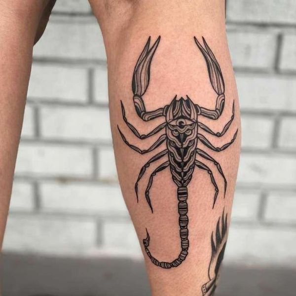 Tattoo bọ cạp ở bắp chân