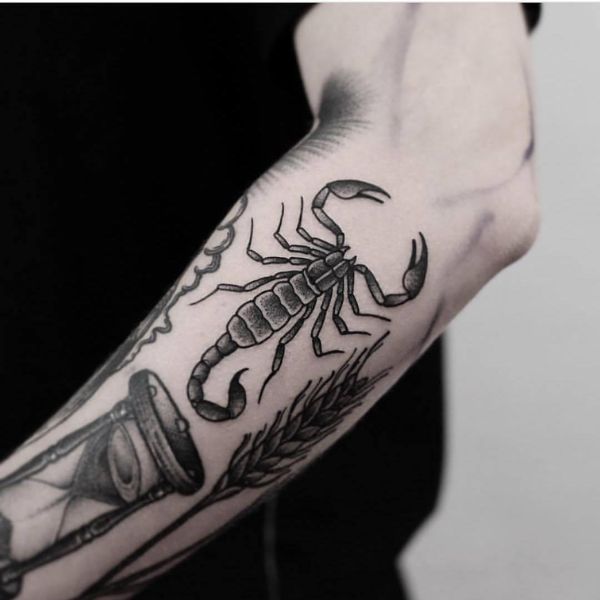 tattoo bọ cạp ở cánh tay