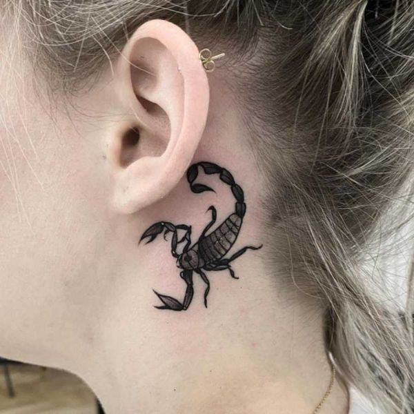 Tattoo bọ cạp ở cổ