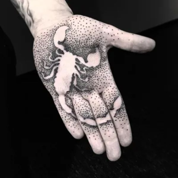 Tattoo bọ cặp ở lòng bàn tay