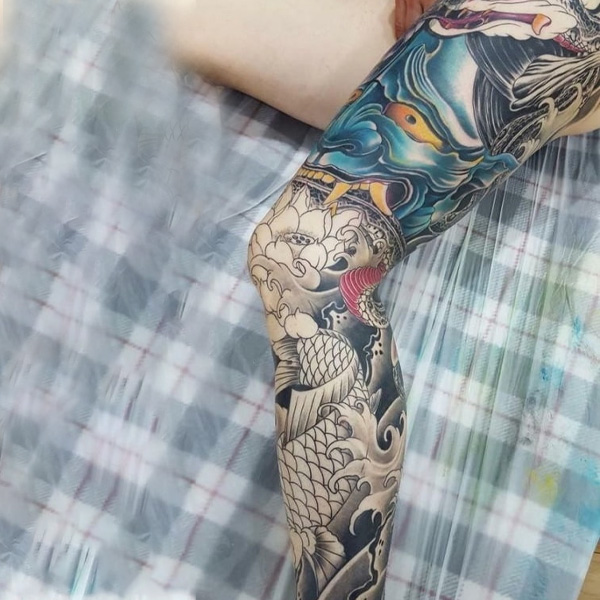 Tattoo cá chép mặt quỷ ở chân