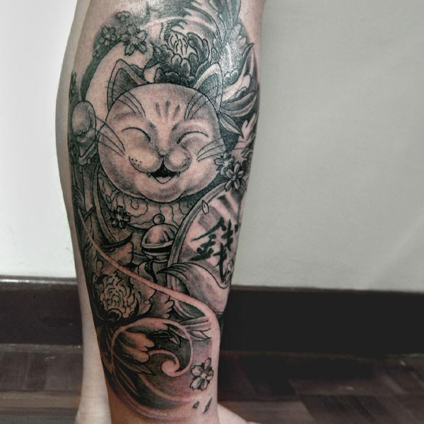 Tattoo chân nam mèo thần tài