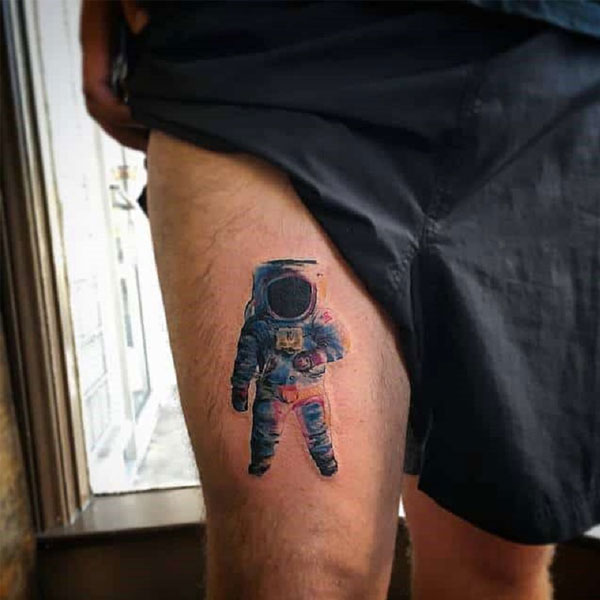 Tattoo chân nam phi hành gia
