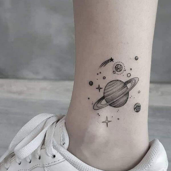 Tattoo chân nam vũ trụ
