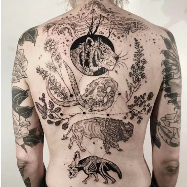 Tattoo âu lục kín lưng