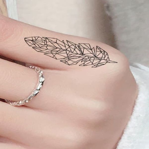 tattoo châu âu ở ngón tay