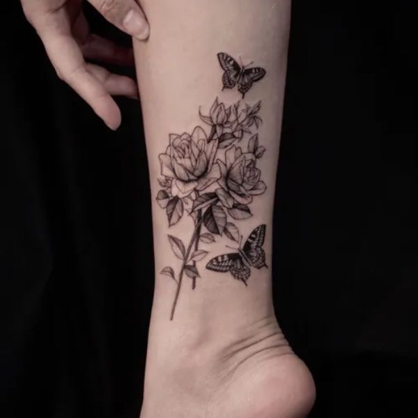 Tattoo cổ chân bướm và hoa