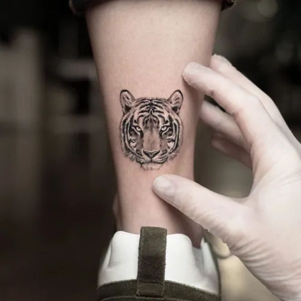 Tattoo cổ chân con hổ
