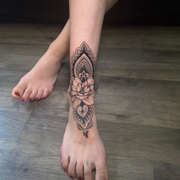 Tattoo cổ chân hoa văn chất