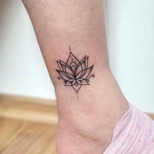 Tattoo cổ chân hoa văn
