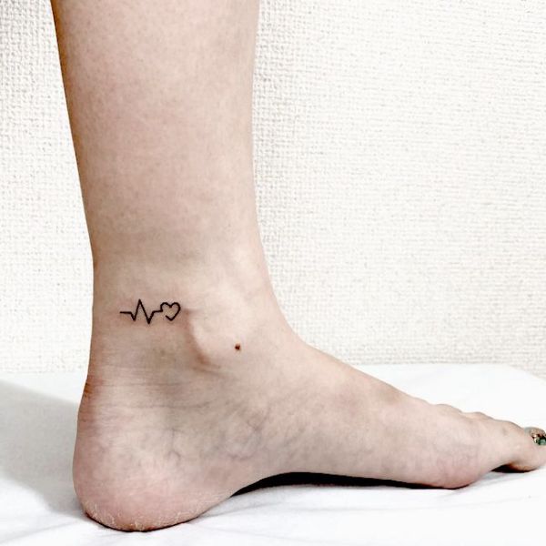 Tattoo cổ chân nhịp tim