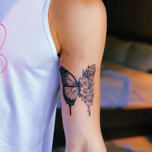 Tattoo con bướm bàn tay nam