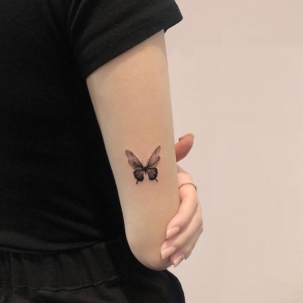 Tattoo con bướm bắp tay nữ đẹp
