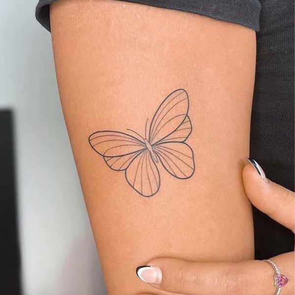 Tattoo con bướm đơn giản
