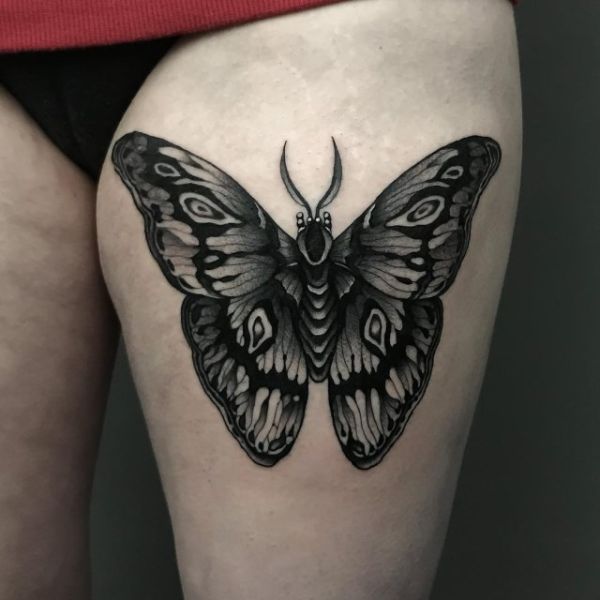 Tattoo con bướm đùi nữ đẹp