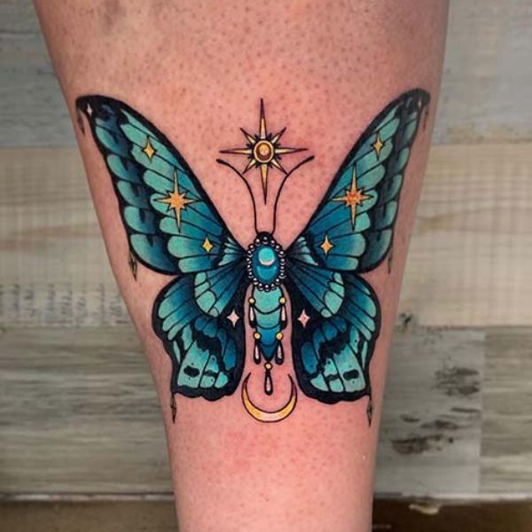 Tattoo con bướm màu