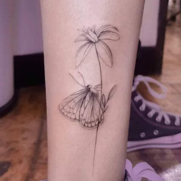 Tattoo con bướm và cánh hoa