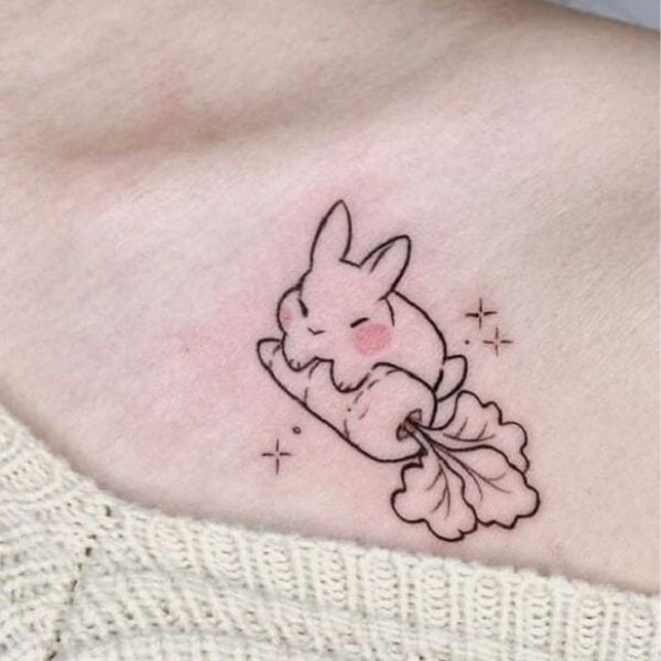 Tattoo con cái thỏ ăn cà rốt