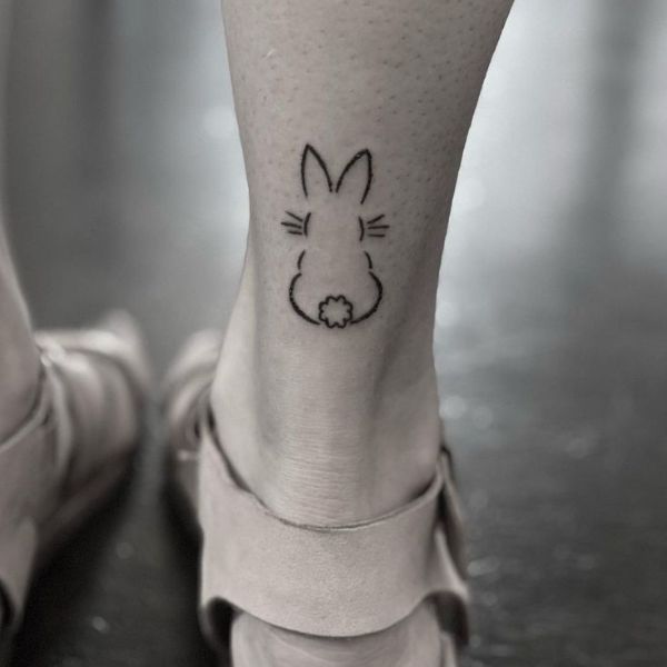Tattoo con cái thỏ cổ chân