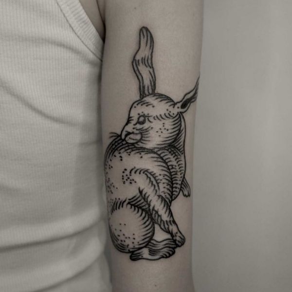 Tattoo con cái thỏ đen thui trắng