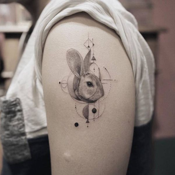 Tattoo con cái thỏ mini ở bắp tay