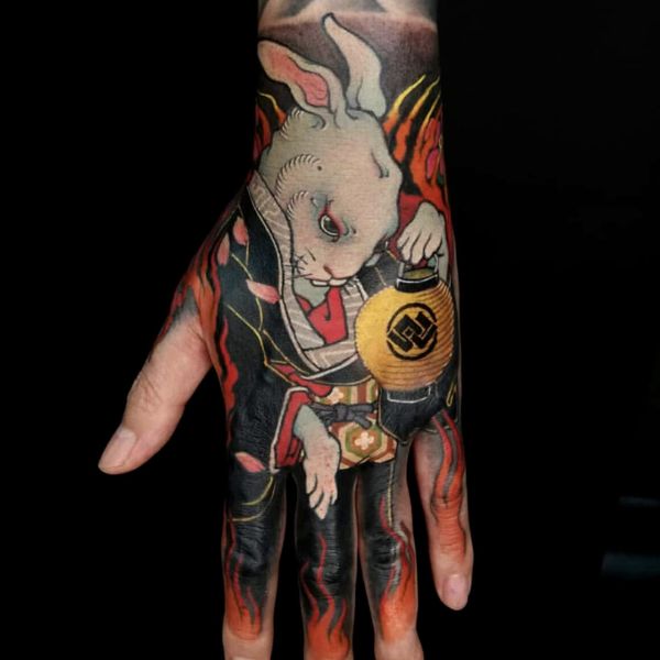 Tattoo con cái thỏ ở bàn tay