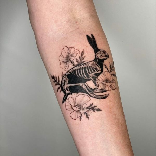 Tattoo con cái thỏ ở cánh tay