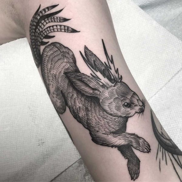 Tattoo con cái thỏ ở chân