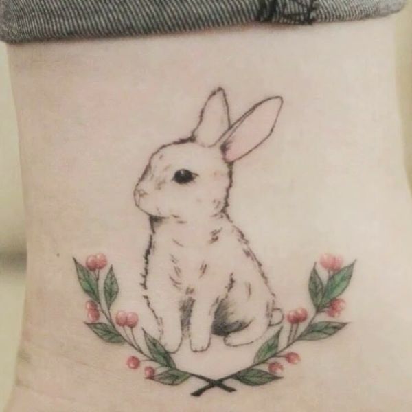 Tattoo con cái thỏ ở cổ chân